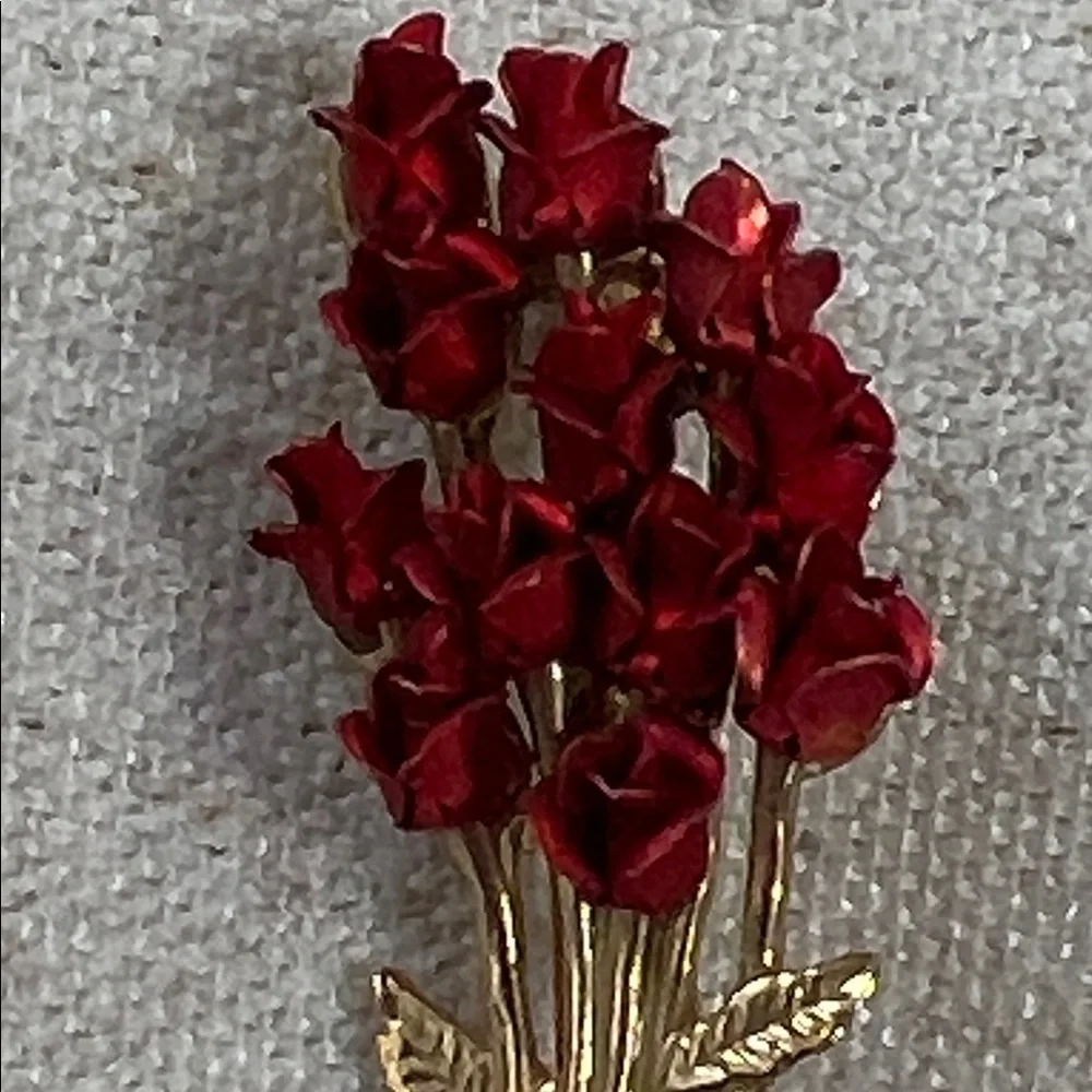 Elegant Red Rose Bouquet Brooch